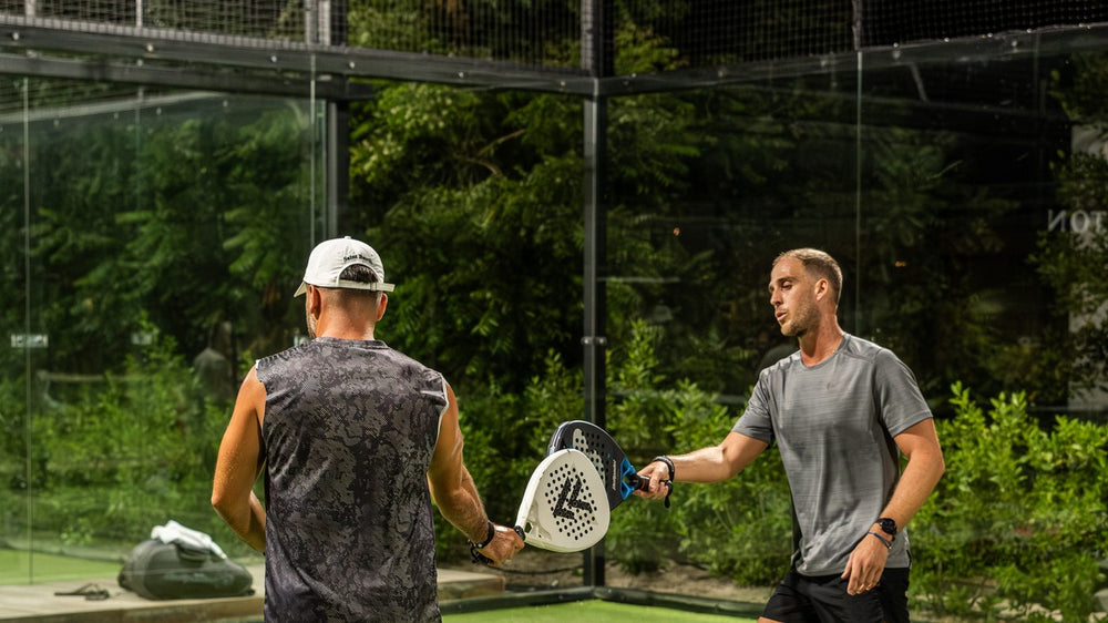 Deux joueurs se félicitent après un point au Domaine Padel
