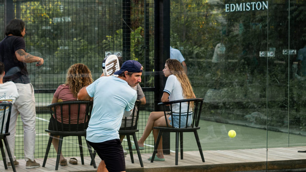 Terrasse du club house du Domaine Padel en fin de journée