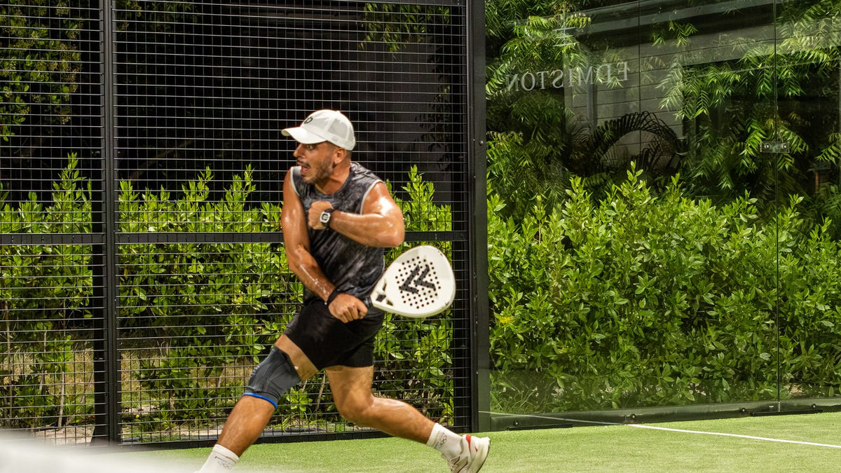 Joueur en action sur le court du Domaine Padel