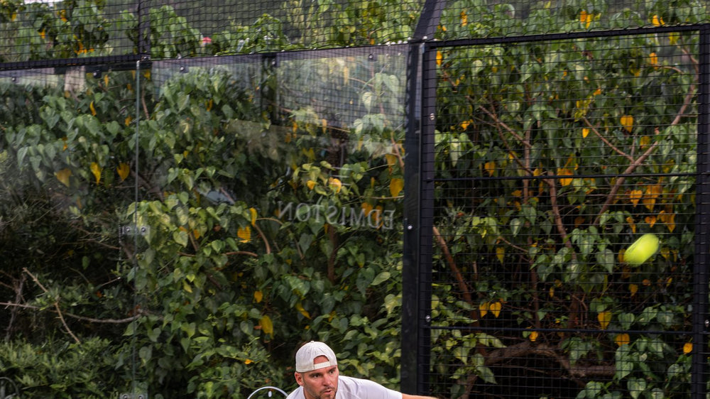 Court du Domaine Padel adossé aux collines de Saint-Barthélemy
